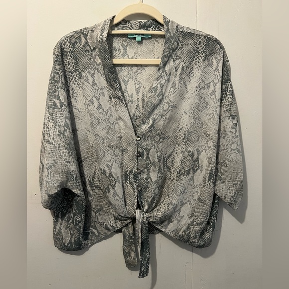 Karlie White and Gray Snake Print Button Up Blouse Size Small - Picture 1 of 9
